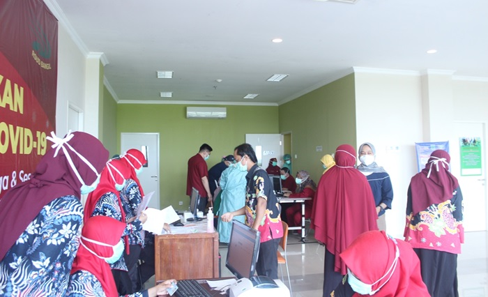 Puluhan nakes RSUD Bangil saat mengikuti vaksinasi di Gedung IGD lantai III.