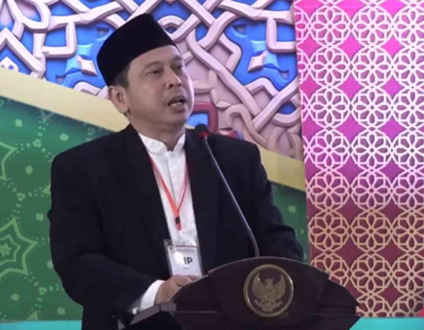 Prof Dr Usep Abdul Matin saat menyampaikan paparan dalam Seminar Pengusulan KH M. Yusuf Hasyim sebagai pahlawan nasional di ruang Al Marwah Masjid Nasional Al Akbar Surabaya, Ahad (16/3/2025). . Foto: HARIAN BANGSA