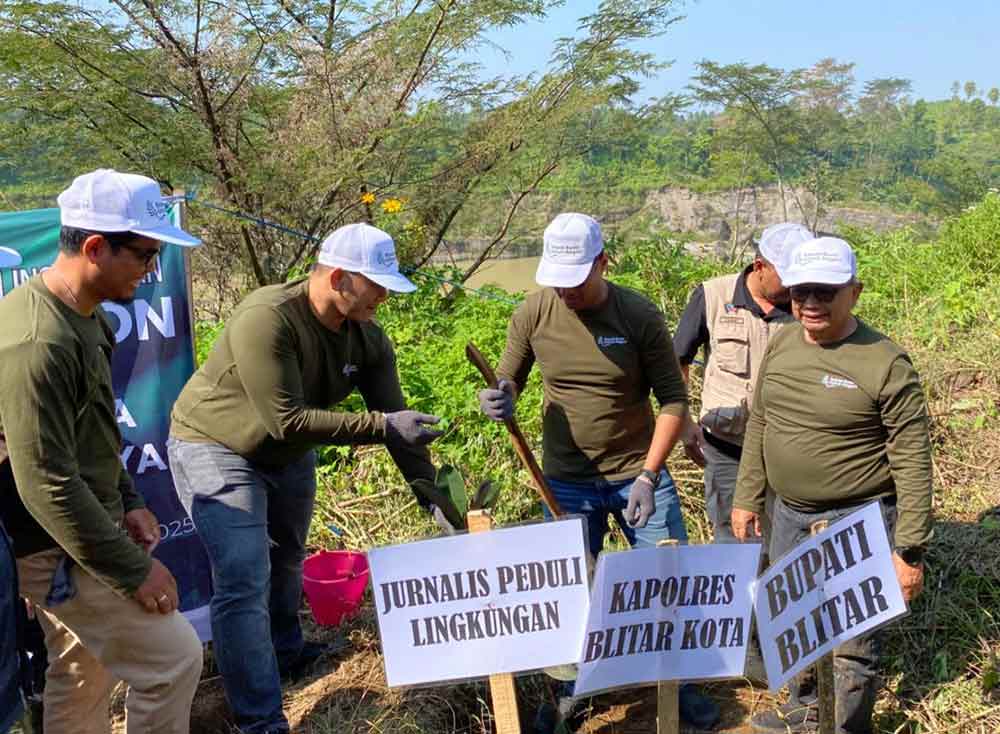 Aksi tanam pohon yang dilakukan Jurnalis Blitar juga untuk menjaga situs Cagar Budaya Candi Gambar Wetan, agar tidak terkikis karena kegiatan tambang di dekat lokasi tersebut. (Ist)