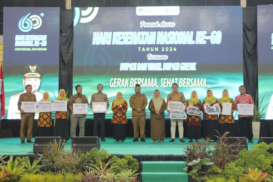 Bupati Gresik Fandi Akhmad Yani bersama Wabup Aminatun Habibah saat menghadiri HKN ke-60. Foto: Ist.