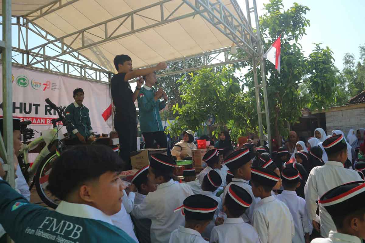 Forum Mahasiswa Palengaan Bersatu (FMPB) saat menggelar Jalan-jalan sehat bersama Pondok Pesantren (Ponpes) Sumur Tengah Palengaan Laok, dalam memperingati HUT ke-78 RI.