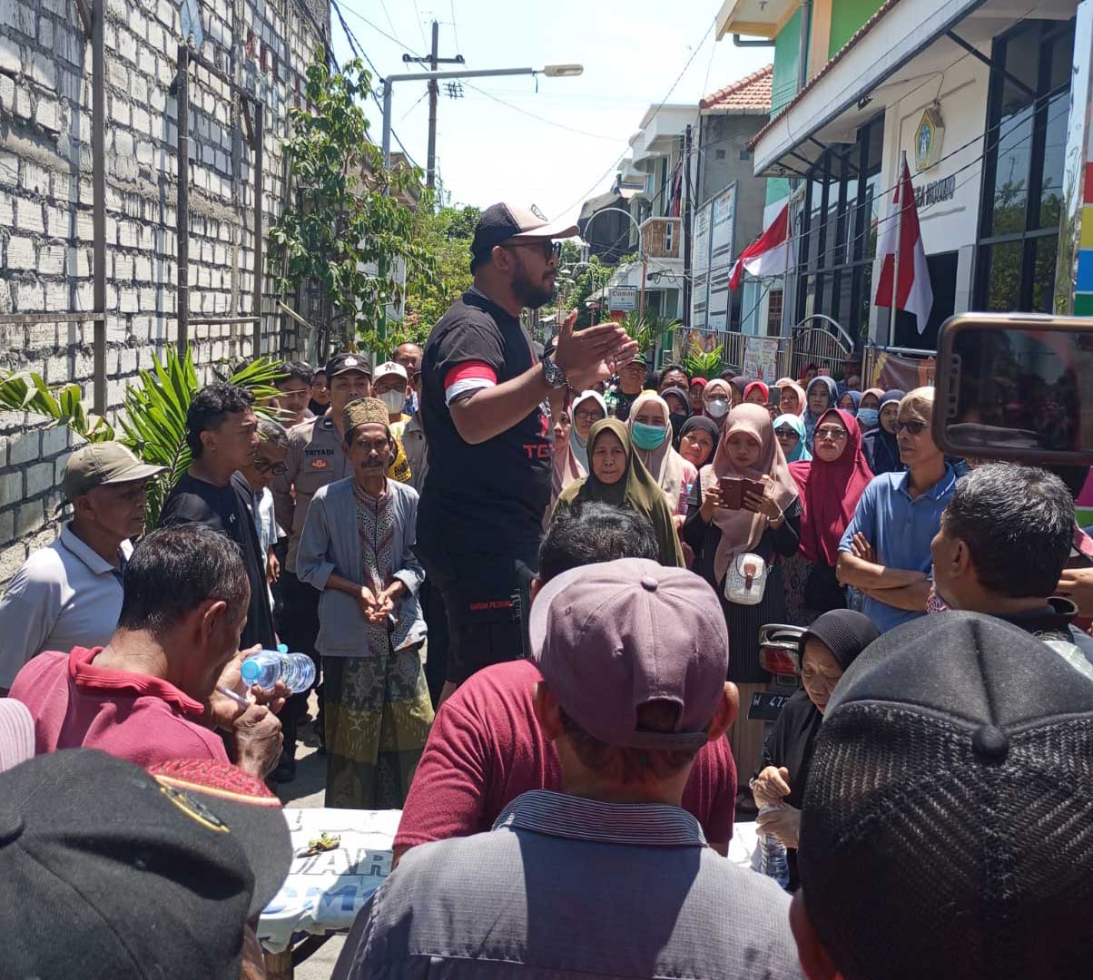 Warga Desa Roomo, Kecamatan Manyar saat menggelar demo di balai desa. Foto: Ist.