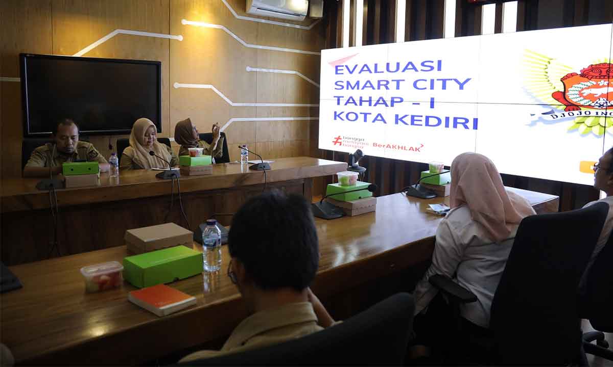 Sejumlah OPD di Kota Kediri saat mengikuti Evaluasi Tahap I yang digelar Kemenkominfo selaku Tim Assesor Smart City secara daring. Foto: Ist