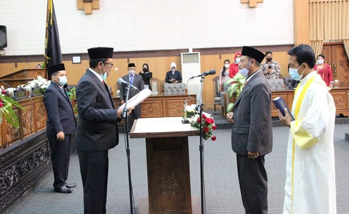 Made Suwastiko saat dilantik menjadi anggota DPRD Banyuwangi.