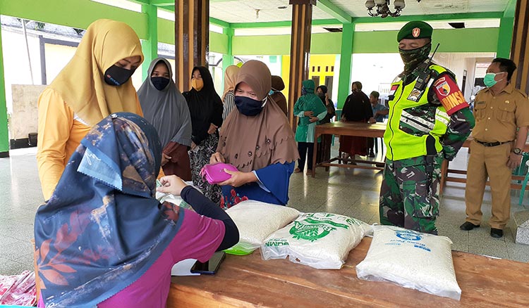 Tampak dengan tetap menerapkan protap kesehatan pencegahan corona, masyarakat antusias antre membeli gula pasir di operasi pasar yang diadakan DIsperindag Kabupaten Mojokerto.
