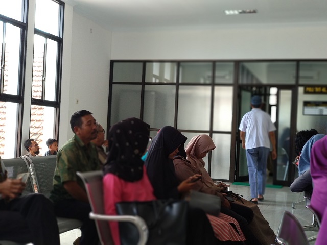Suasana di ruang tunggu pelayanan RSUD dr Darsono Pacitan. foto: Yuniardi Sutondo/bangsaonline.com