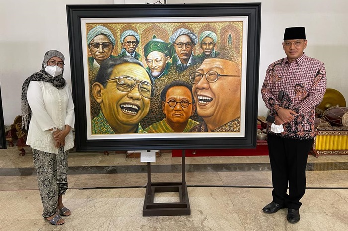 Gus Billy bersama Nabila Dewi Gayatri, pencetus pameran  seni rupa, Senin (13/12/2021).