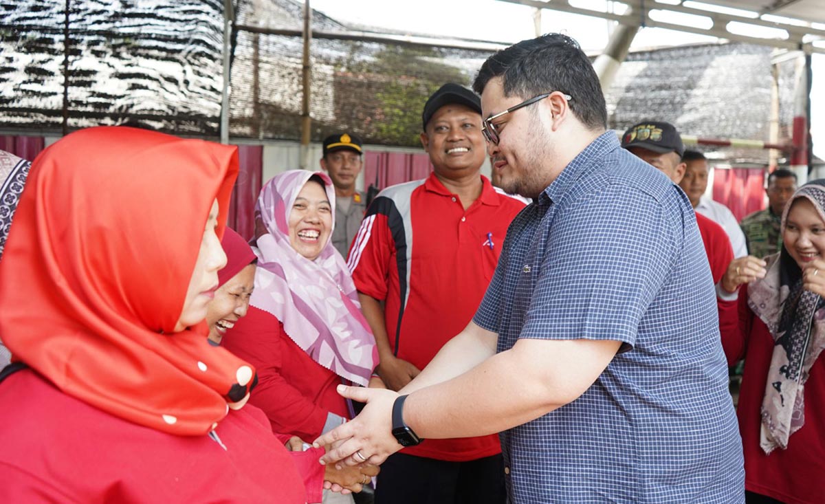 Bupati Kediri Hanindhito Himawan Pramana menyalami warga saat kunjungan ke Desa Wonorejo. Foto: Ist.