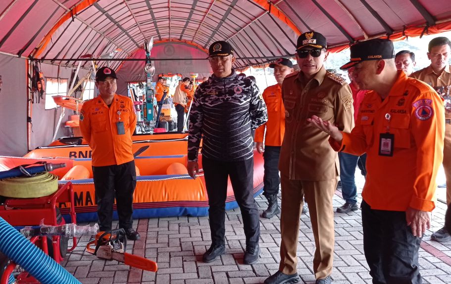 Wali Kota Malang, Wahyu Hidayat meninjau kesiapan usai apel siaga bencana hidrometeorologi