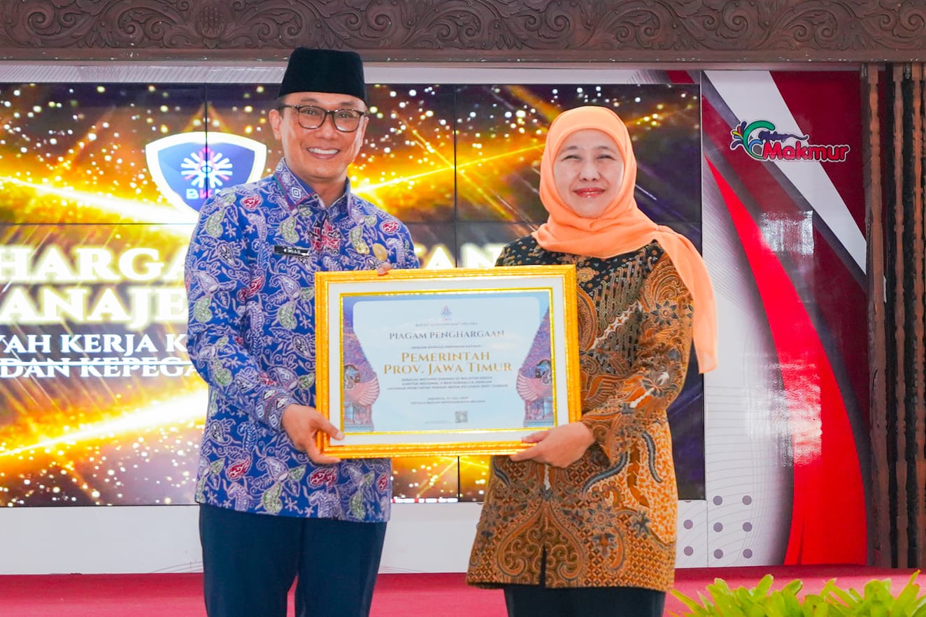 Gubernur Jawa Timur, Khofifah Indar Parawansa saat menerima penghargaan dari BKN