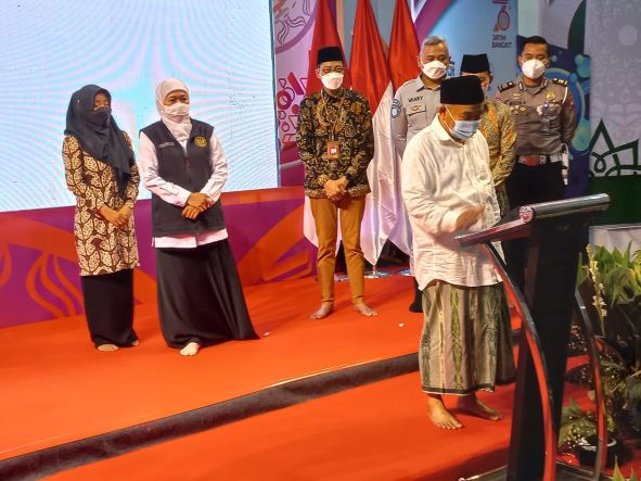 Prof Dr KH Asep Saifuddin Chalim, MA saat memencet tombol undian umroh dalam acara launching Samsat OPOP (One Pesantren One Product) Jatim dan pengundian tabungan umroh tahap II dalam rangka Hari Jadi ke-76 Provinsi Jatim di Masjid Kampus Institut KH Abdul Chalim Pacet, Mojokerto, Sabtu (30/10/2021) malam. foto: Rochmat Saiful Aris / BANGSAONLINE