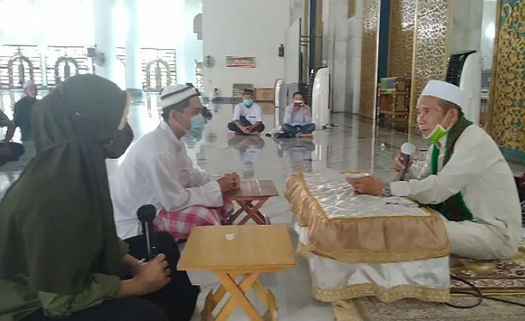Selfi Agustin Nawa Gah dan Bimo Tanu Witoko saat ikrar dua kalimat syahadat yang dituntun KH Abdul Hamid Abdullah di Masjid Nasional Al-Akbar Surabaya, Jumat (12/2021). foto: mma/ bangsaonline.com