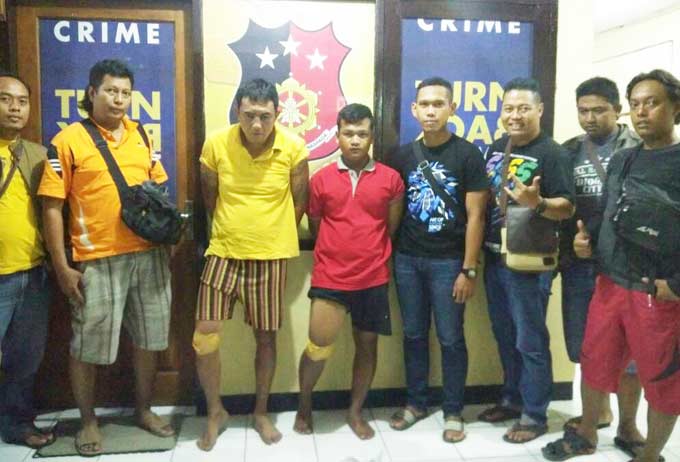 Kedua tersangka bersama anggota Satreskrim yang mengamankan.