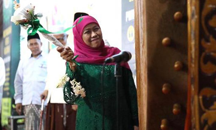 Gubernur Jawa Timur Khofifah Indar Parawansa memukul bedug dalam pembukaan Musyawarah Kerja Wilayah (Muskerwil) PWNU Jawa Timur dengan tema Konsolidasi Organisasi Percepatan Program Strategis Menuju Satu Abad Nahdhatul Ulama yang digelar di Pondok Pesantren Nurul Jadid, Kabupaten Probolinggo, Jumat (29/11) malam. foto: istimewa/ bangsaonline.com
