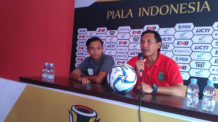 Jordi Kartiko dengan Agus Budi, Kapten Persibo Bojonegoro.