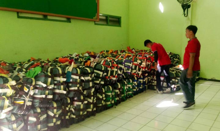 Pernak-pernik Khas Hiasi Koper Jamaah Haji Tuban