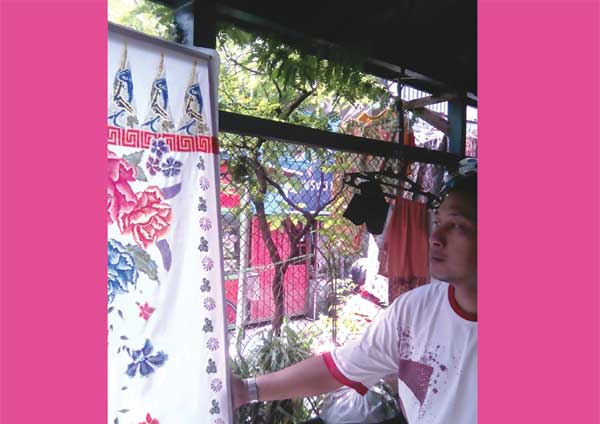 Sutrisno menunjukkan karyanya yang belum selesai. Foto: zulfa ami