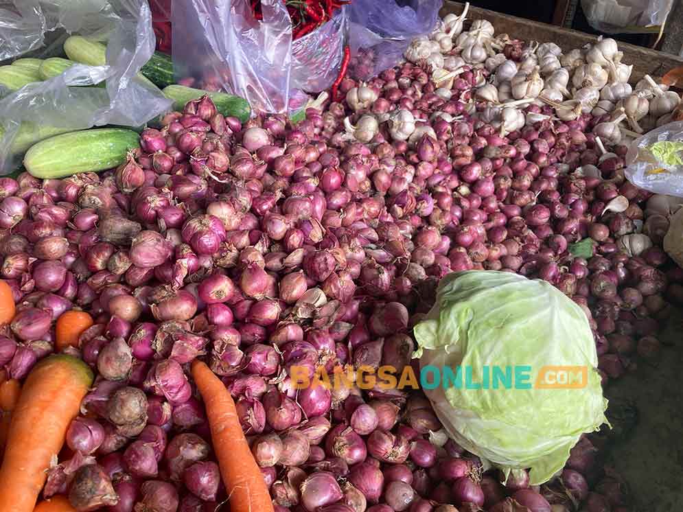 Bawang merah menjadi salah satu komoditas yang mengalami fluktuasi di Gorontalo hari ini. Foto: Sulthon/Bangsaonline.