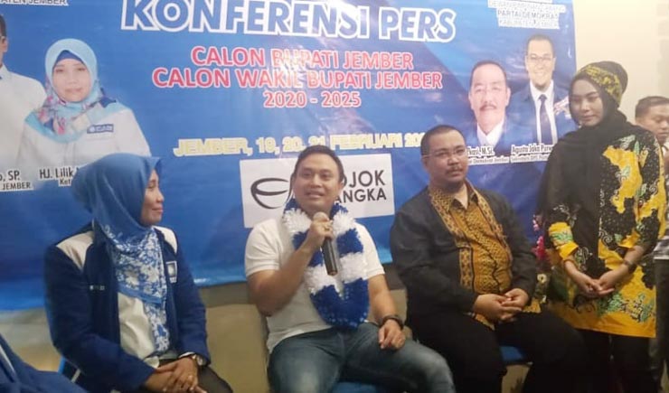 Ifan Ariadna memberikan keterangan usai mendaftar dalam penjaringan di Partai Demokrat-PAN.