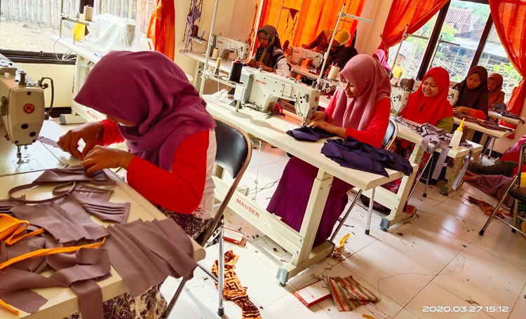 Proses pembuatan masker oleh santri Ponpes Nahdlotut Tholibin al-Islamiyyin (NTI).