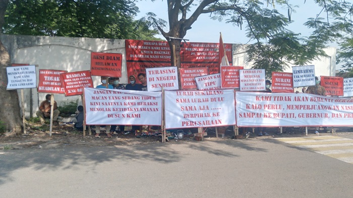 Warga demo di depan PT Ale-ale dengan membeber spanduk dan banner berisi tuntutan mereka.