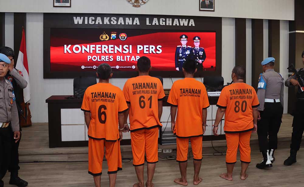 Keempat pelaku pencurian kayu jati saat dihadirkan di Mapolres Blitar.