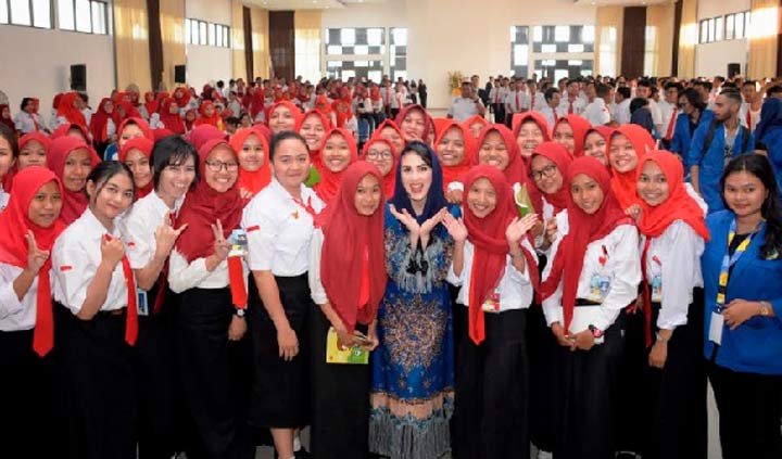 Ketua TP PKK Prov. Jatim Arumi Emil Elestianto Dardak saat menghadiri Masa Orientasi Mahasiswa (MOM) Tahun 2019 Universitas Narotama, Kamis (5/9). foto: ist