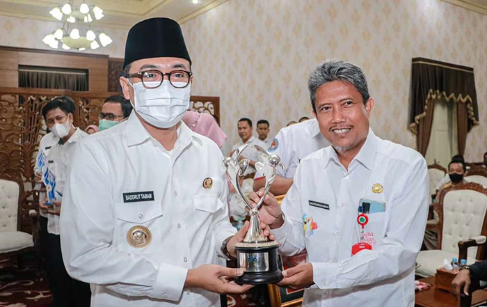 Bupati Pamekasan, Baddrut Tamam,  saat menerima penghargaan Inotek Award bagi 6 OPD di lingkup Pemkab Pamekasan.
