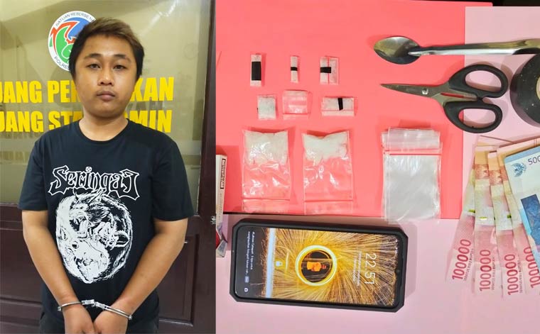 Tersangka Bagoes beserta barang bukti.