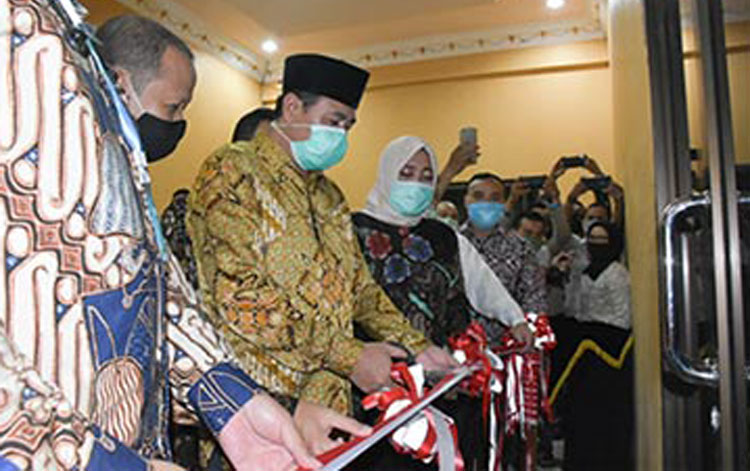H. Pungkasiadi, Bupati Mojokerto didampingi Kadis Kominfo saat membuka grand launching Command Center Kabupaten Mojokerto.