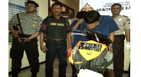 Pelaku beserta motor yang dikendarainya yang sudah ringsek. (Rusmiyanto/BangsaOnline)