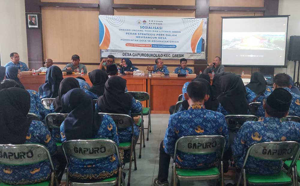 KWG bersama AKD Kecamatan Gresik saat edukasi literasi media kepada perangkat desa. Foto: Ist.