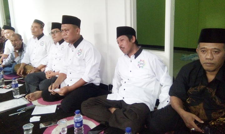 Pengurus MGS Bersatu saat melakukan pertemuan di rumah H. Moh. Saji, Desa Cerme Kidul. foto: ist.
