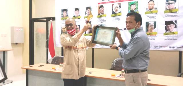 Haruna Sumitro terima PWI Jatim Award dari Ainur Rohim, Ketua PWI Jatim. 