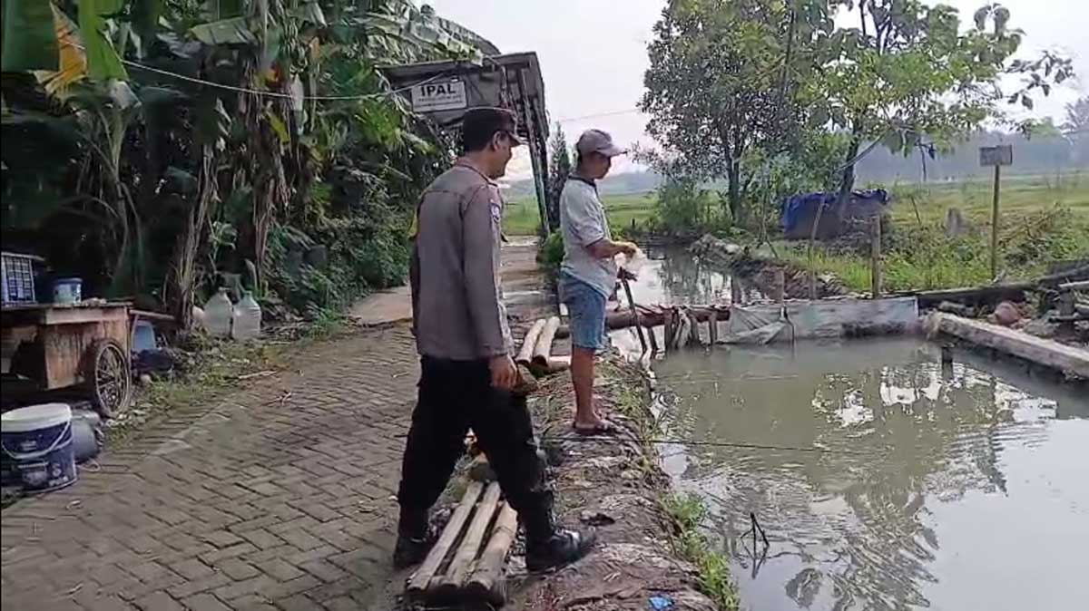 Bhabinkamtibmas Kauman Mojokerto Edukasi Warga Budidaya Ikan