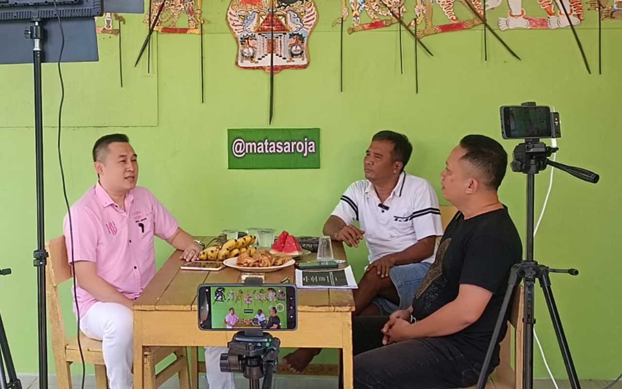 Bro Ronny Siswanto (kiri) dan Supriyo (kaos putih) saat berbincang-bincang. Foto: Ist.
