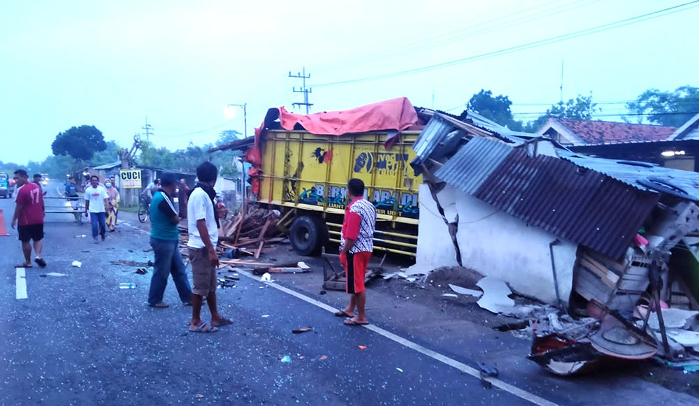 Kondisi truk ketika menubruk warung di Jalan Raya Ploso-Gedek, tepatnya di Desa Menturus, Kecamatan Kudu, Kabupaten Jombang.