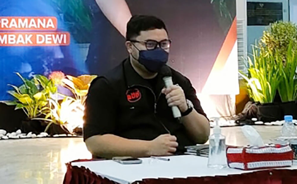 Bupati Kediri Hanindito Himawan Pramono saat menjawab keluhan masyarakat. foto: MUJI HARJITA/ BANGSAONLINE