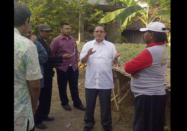 DEBAT – Staf Menteri Pertanian H Hasanudin Ibrahim saat terlibat pembicaraan serius dengan Kades Banaran Kulon, Sukarno Putro. (foto: soewandito/BANGSAONLINE)