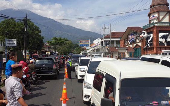Kemacetan yang terjadi di jalur Prigen sejak wisata Cimory Dairyland dibuka. (foto: Rizal Syatori/ Radar Bromo)