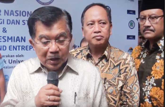Wapres Jusuf Kalla saat memberikan keterangan.
