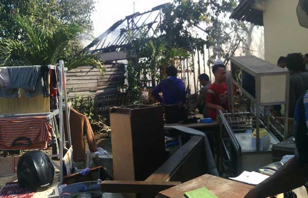 HANGUS. Tiga rumah di kelurahan Mojo Kampung, Bojonegoro hangus dilalap jago merah. Foto: Eky Nurhadi/BANGSAONLINE
