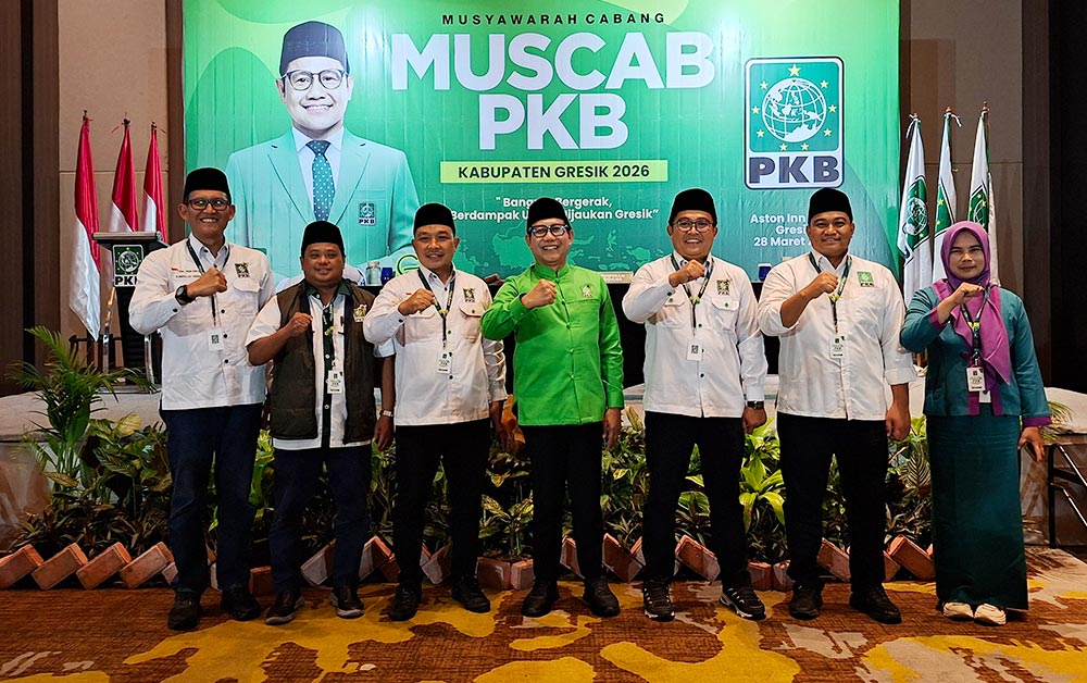 Ketua DPW PKB Jatim Abdul Halim Iskandar (tengah) bersama enam bakal calon ketua DPC PKB Gresik. Foto: Ist.