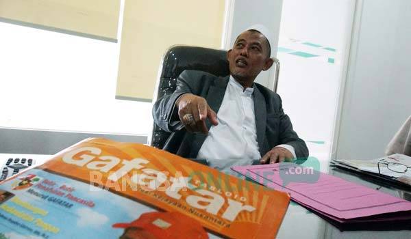 Ketua MUI Jombang, KH Cholil Dahlan, saat menunjukkan tabloid Gafatar. foto: rony suhartono/ BANGSAONLINE