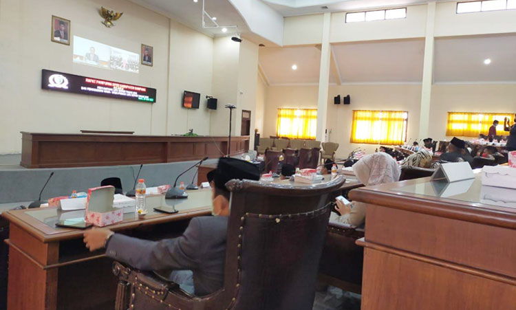 Anggota DPRD Sampang saat mendengarkan paparan LKPj Bupati.