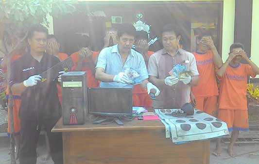 Delapan tersangka berikut barang bukti saat diamankan di Mapolres Kediri. foto: dendi martoni/BANGSAONLINE
