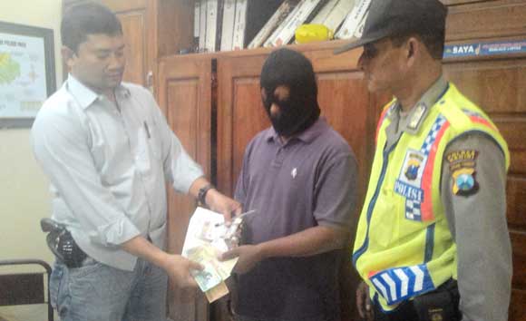 Pelaku diamankan bersama barang bukti. foto: dendi martoni/BANGSAONLINE