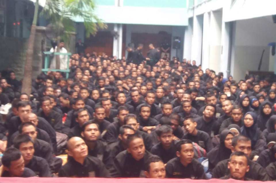 Para pesilat milenial PSHT saat mendengarkan taushiyah Dr KH Asep Saifuddin Chalim, MA di aula Pondok Pesantren Amanatul Ummah Jalan Siwalankerto Utara Surabaya, Ahad (20/1/2019). foto: BANGSAONLINE.com