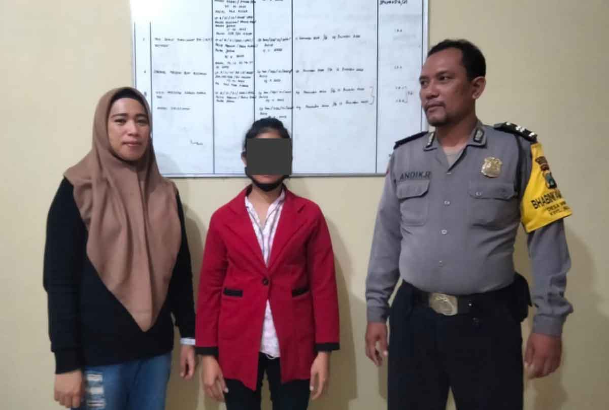 YA, terduga pelaku pencurian HP (tangah) saat ditangkap Polsek Ngasem. Foto: Ist.
