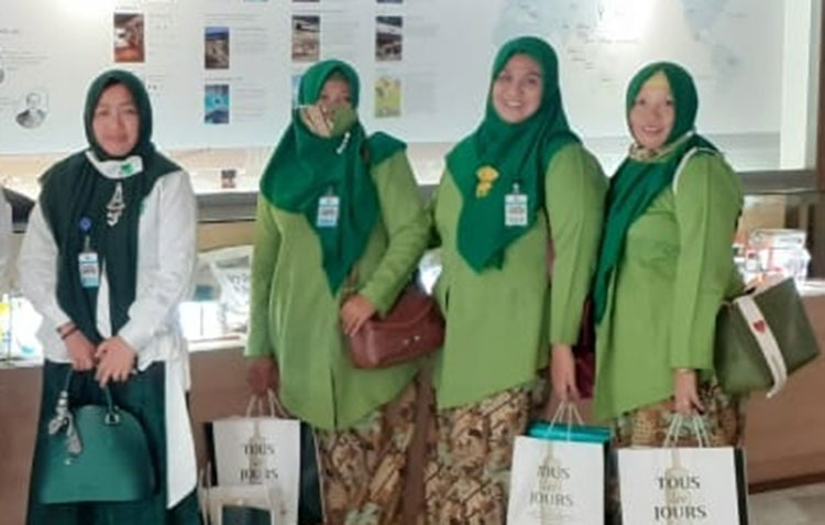 Ning Mila (kiri) bersama pengurus HKTI Pasuruan. (foto: ist)
